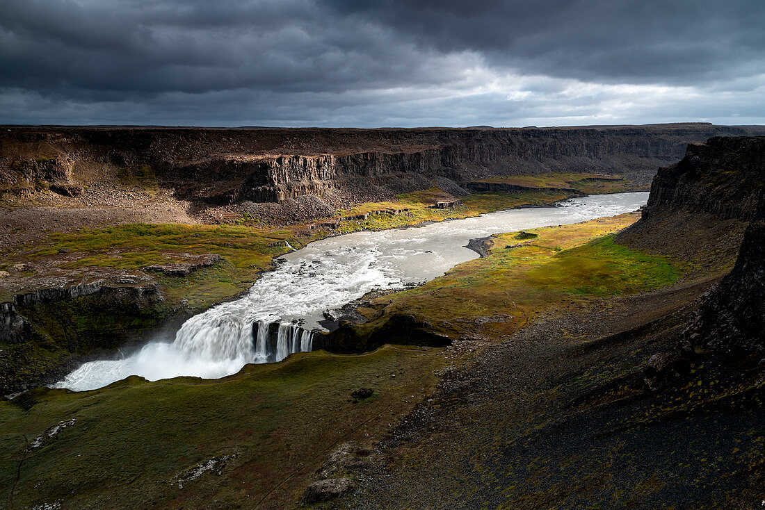 Hafragilsfoss-Wasserfall durch die Sonne, Nordisland, Island