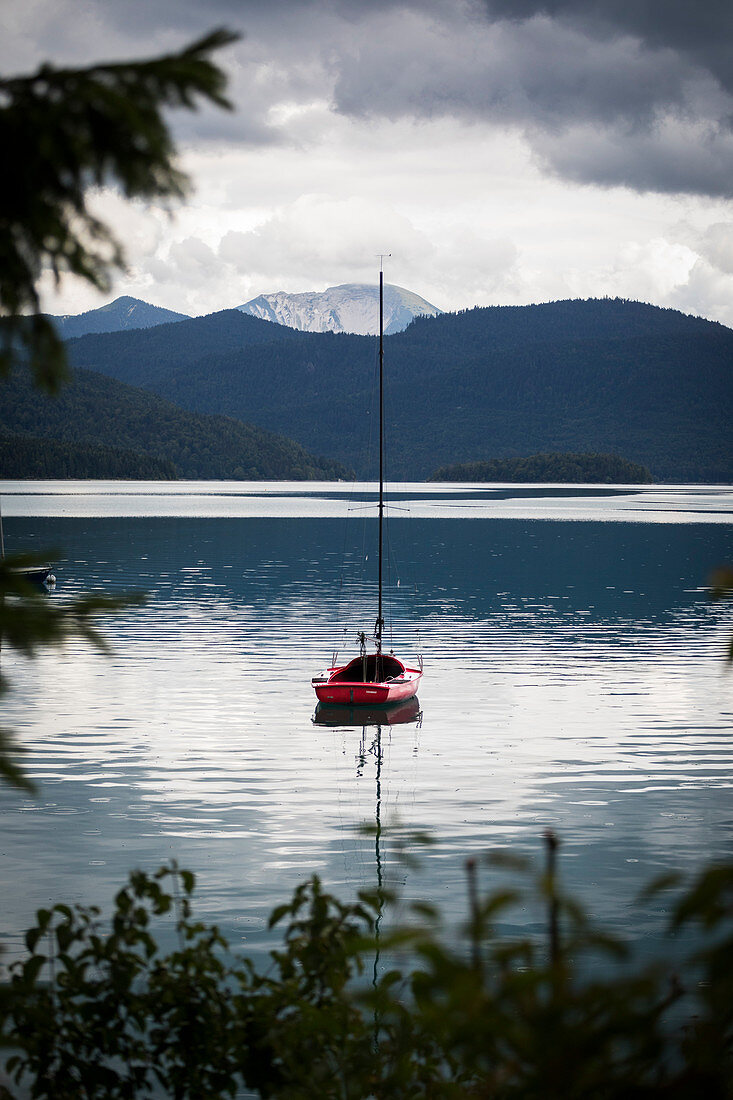 Kleines Segelboot auf einem Bayerischen See, Deutschland