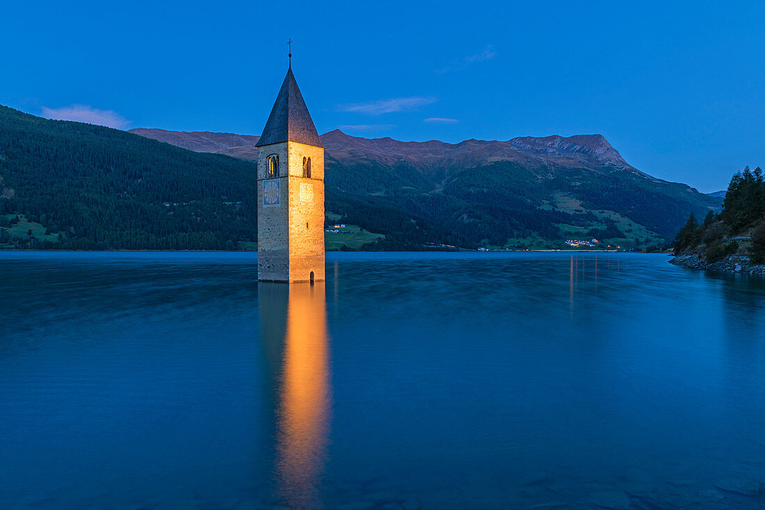 Reschensee in der Abenddämmerung Europa, Italien, Trentino Alto Adige, Südtirol, Graun im Vinschgau