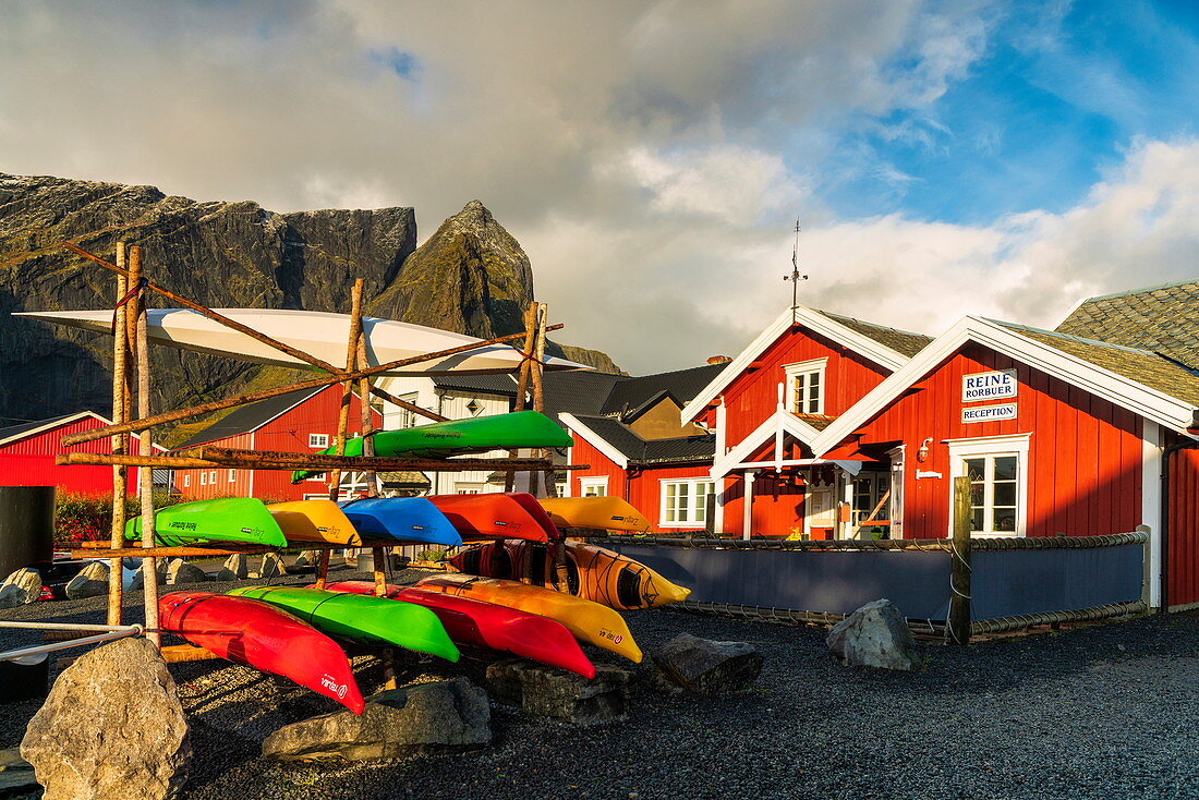 Kajakverleih im Fischerdorf Reine, Moskenes, Nordland, Lofoten, Norwegen