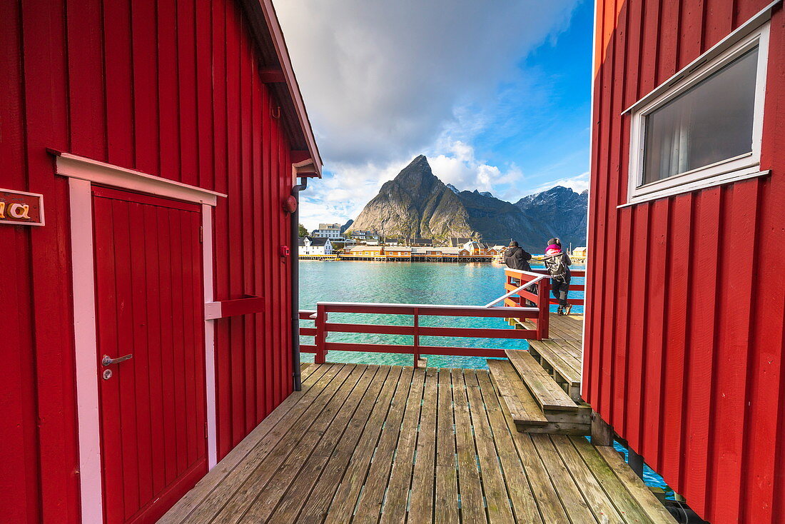 Rote Kabinen der traditionellen Fischer, Sakrisoy, Reine, Nordland, Lofoten-Inseln, Norwegen