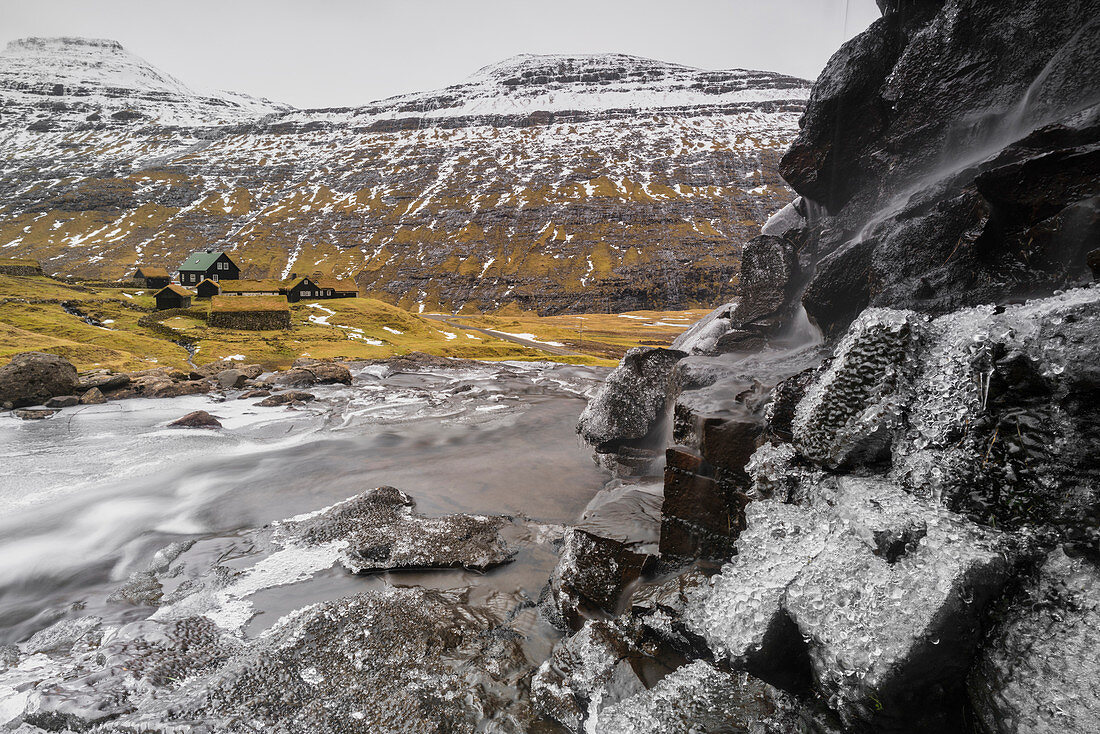 Eisiger Wasserfall, Saksun, Streymoy-Insel, Färöer, Dänemark