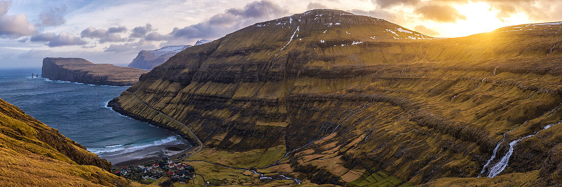 Luftaufnahme des Küstendorfs Tjornuvik, Streymoy-Insel, Färöer, Dänemark