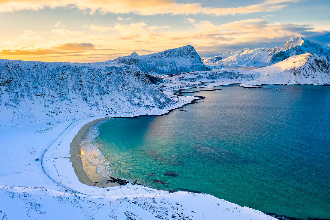 Luftaufnahme von Haukland bedeckt mit Schnee, Vestvagoy, Nordland, Lofoten-Inseln, Norwegen