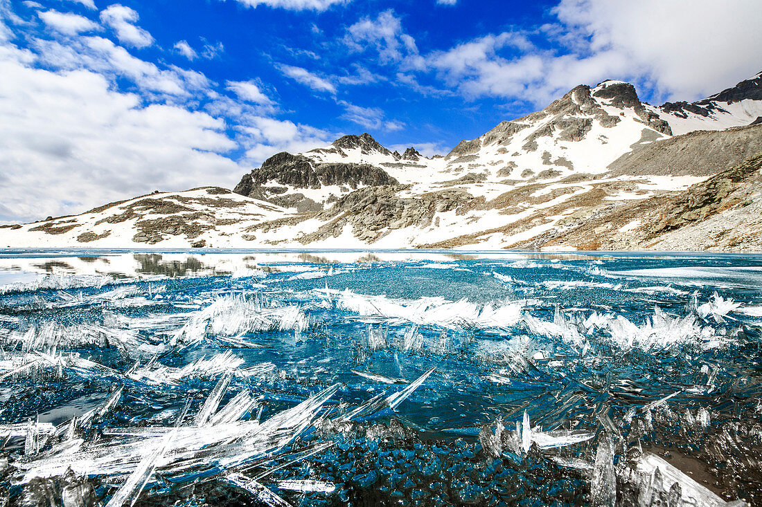 Eiskristalle auf der Oberfläche von Lej da la Tscheppa, bei St. Moritz, Engadin, Kanton Graubünden, Schweiz
