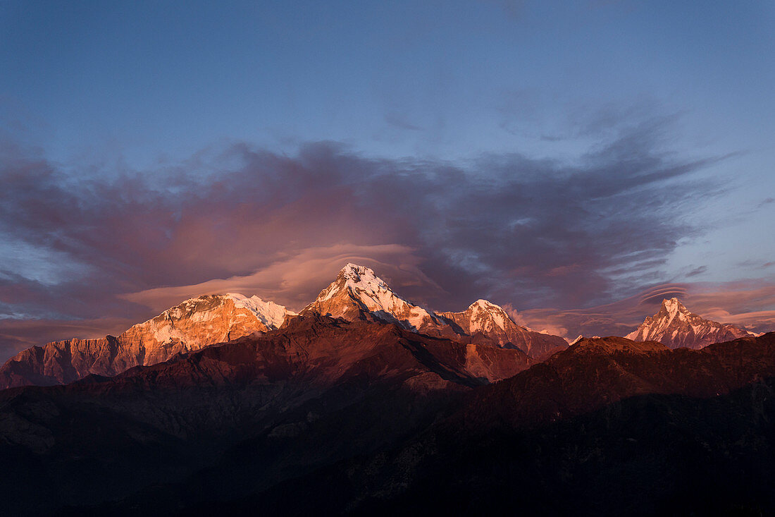 Wolken über Annapurna bei Sonnenuntergang, Himalaya, Nepal