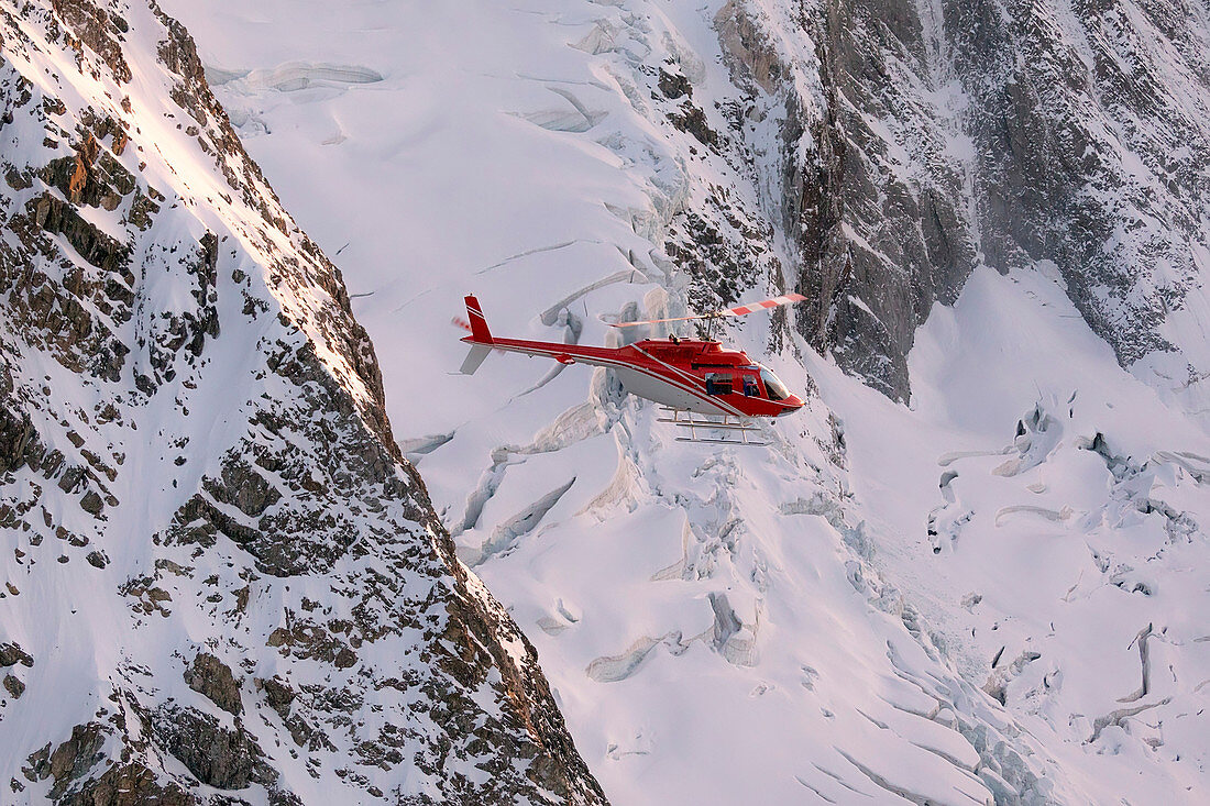 Hubschrauber über dem Gletscher von Monte Disgrazia, Valmalenco, Val Masino, Valtellina, Lombardei, Provinz von Sondrio, Italien
