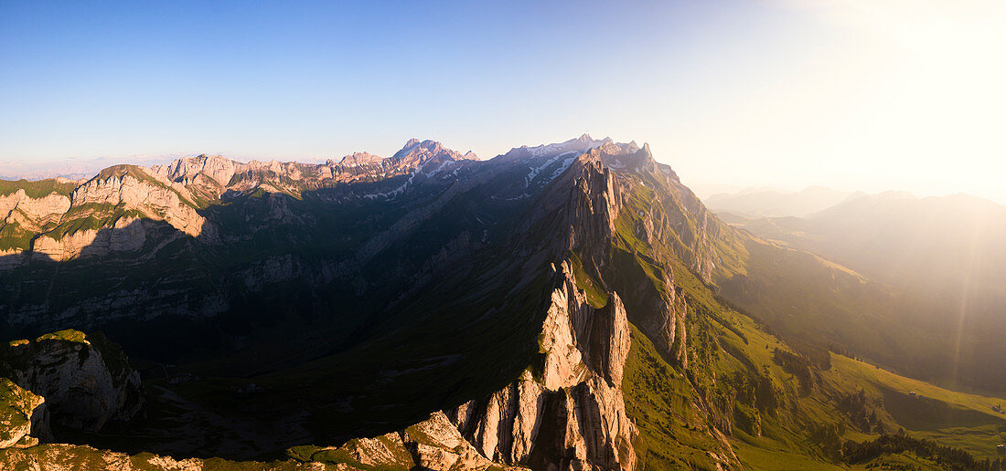 Luftpanorama der felsigen Spitze Santis von Schafler bei Sonnenuntergang, Appenzell Innerrhoden, die Schweiz