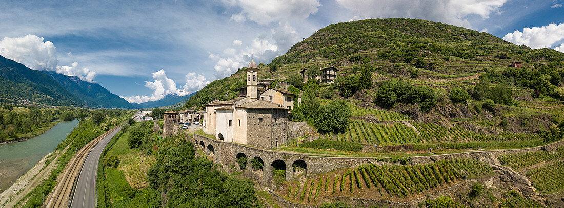 Luftaufnahme von Torre della Sassella und von Weinbergen, Sondrio-Provinz, Lombardei, Italien