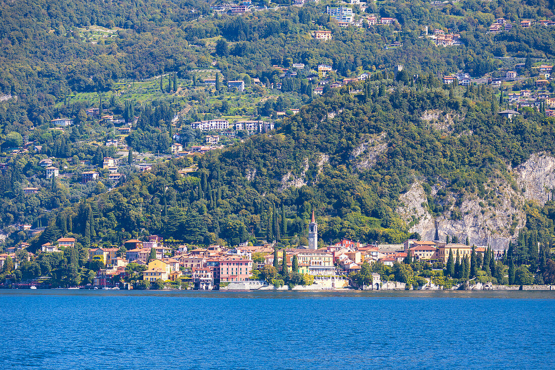 Blick auf ikonische Dorf von Varenna vom Comer See aus, Provinz Lecco, Lombardei, Italien