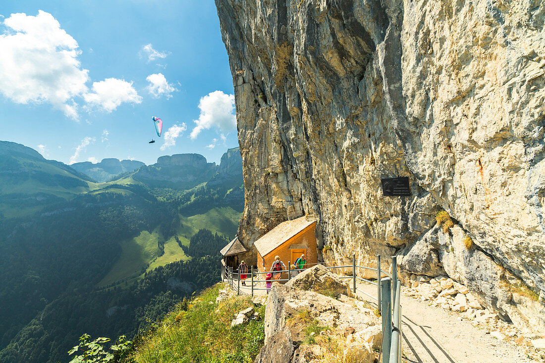 Wanderer auf Gehweg, Wildkirchli, Ebenalp, Appenzell Innerrhoden, Schweiz