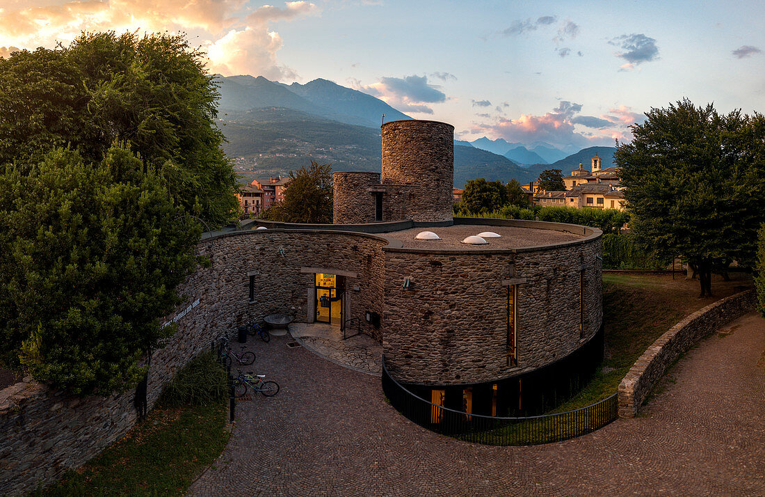 Blick auf die Bibliothek (Biblioteca civica Ezio Vanoni), Morbegno, Sondrio-Provinz, Valtellina, Lombardei, Italien