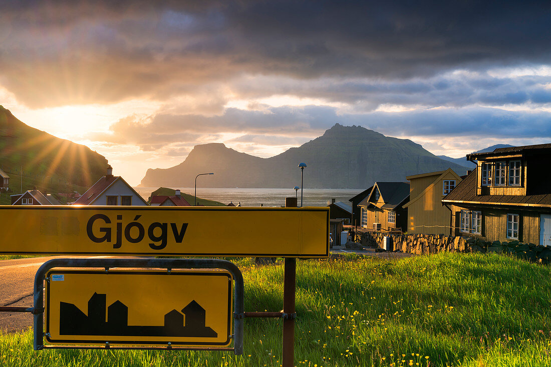 Sonnendurchbruch über dem Küstendorf von Gjogv, Eysturoy-Insel, Färöer, Dänemark