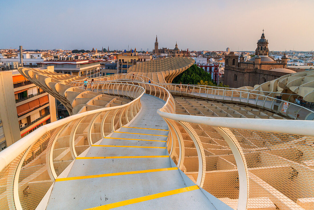 Spiralförmig geschwungene Fußgängerbrücke des Metropol Parasol (Setas de Sevilla), Plaza de la Encarnacion, Sevilla, Andalusien, Spanien