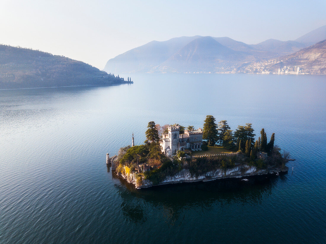 Panorama über den Iseo See, Marone und Loreto Island, Provinz Brescia, Lombardei, Italien, Europa