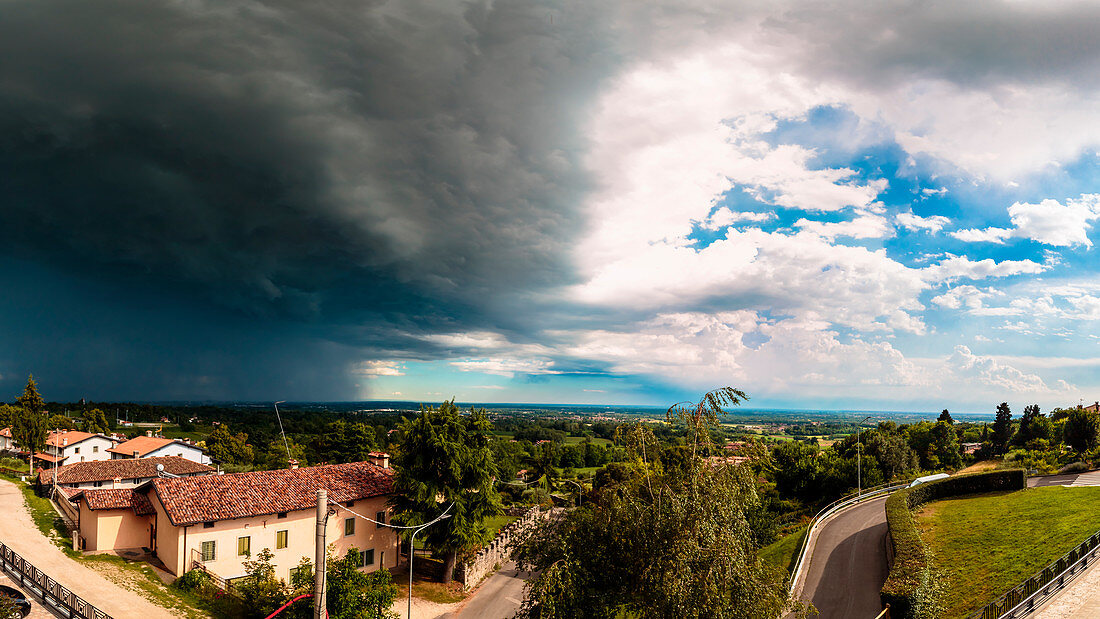 Sturm über dem Dorf von Moruzzo, Udine, Friuli Venezia-Giulia, Italien