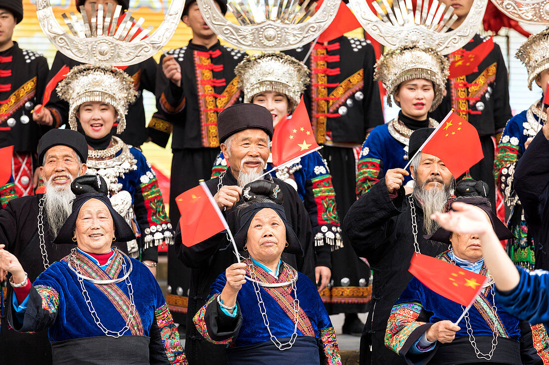 Chinesen, die ihre Nation bei der Miao Gesangs- und Tanzshow, Xijiang Thousand Houses Miao Village, Guizhou, China feiern