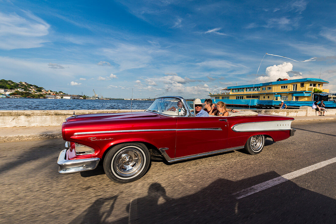 Klassisches amerikanisches Auto in altem Havana, Havana Province, Kuba
