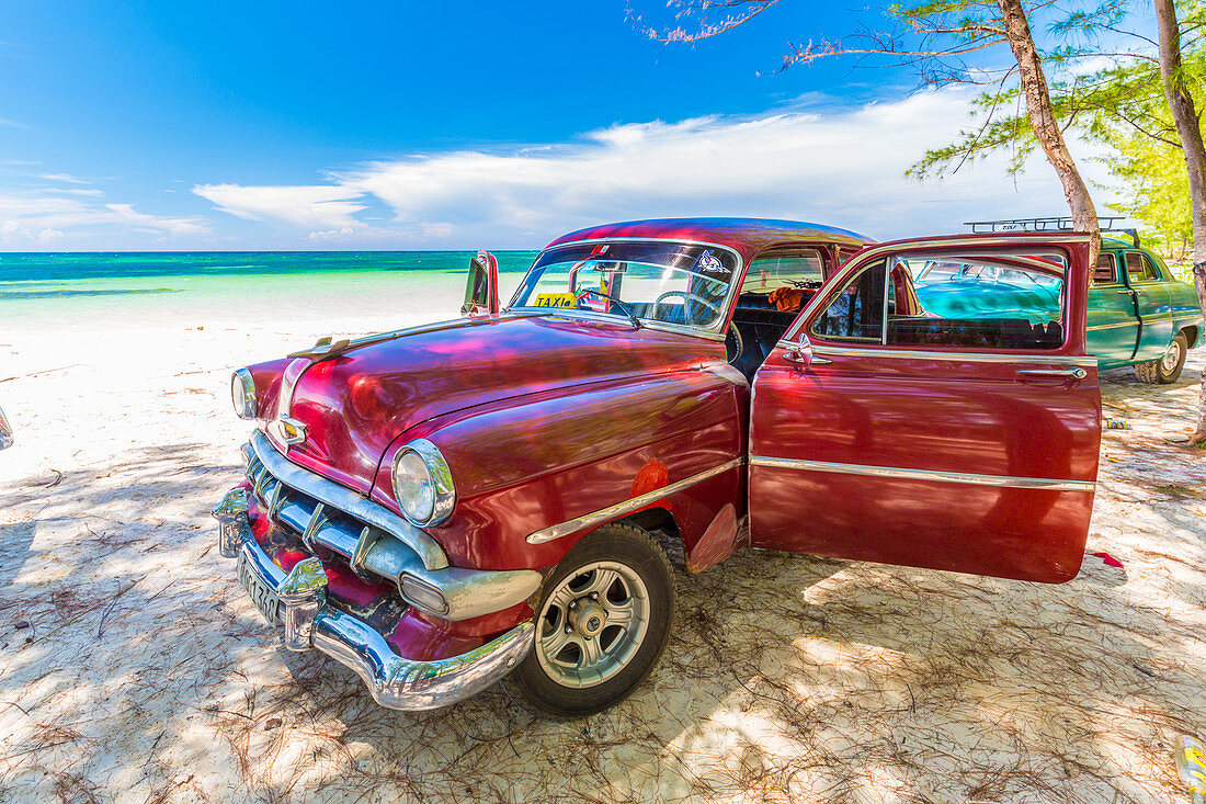 Klassisches amerikanisches Vintage Auto auf dem tropischen Strand von Cayo Jutias, Provinz Pinar Del Rio, Kuba