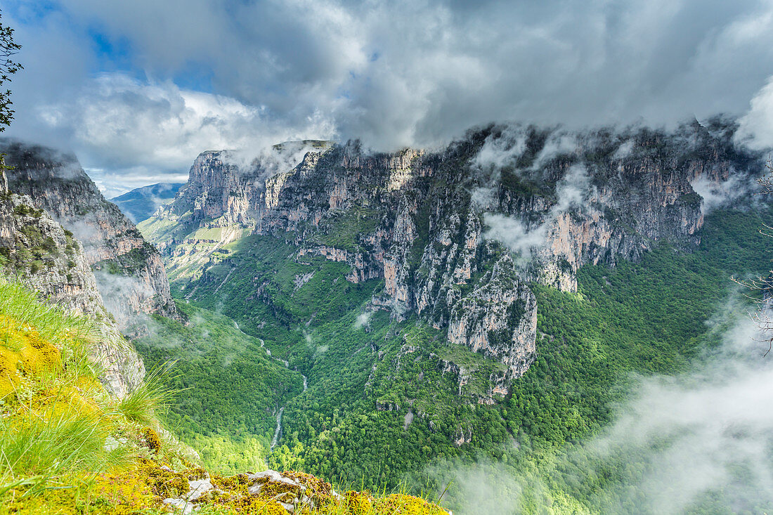 Vikos-Schlucht, die tiefste Schlucht der Welt, nahe Monodendri, Zagorohoria-Bereich, Epirus, Griechenland