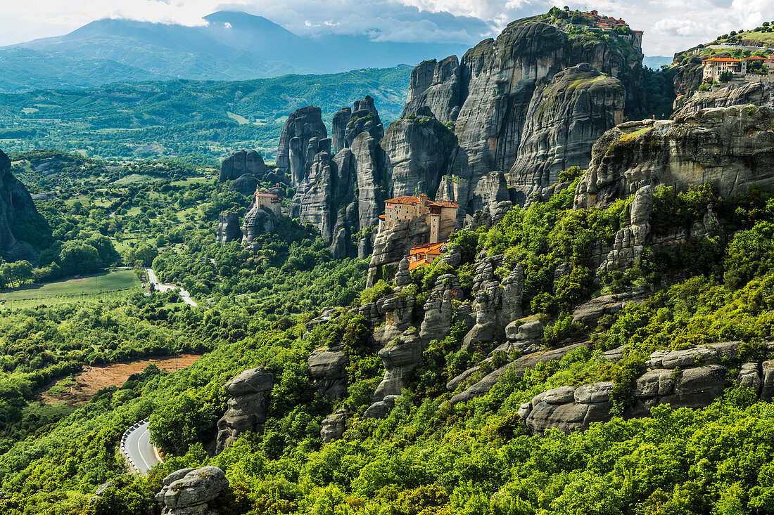Kloster von Moni Agias Varvaras Roussanou und felsige Berggipfel von Meteora, Thessalien, Griechenland