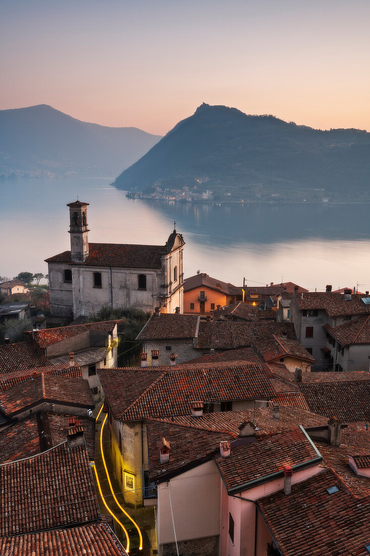 Vesto, Blick auf Marone bei Sonnenuntergang über den Iseo See, Provinz Brescia in der Lombardei, Italien, Europa