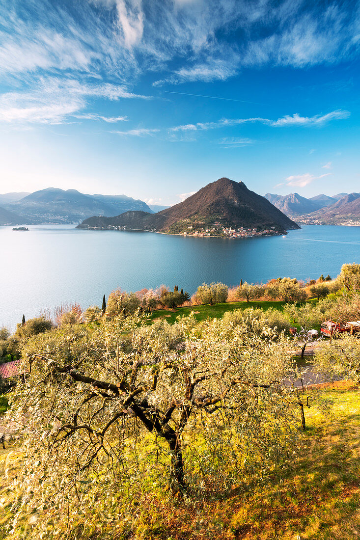 Der Iseo See und Monteisola bei Sonnenuntergang, Provinz Brescia in der Lombardei, Italien, Europa