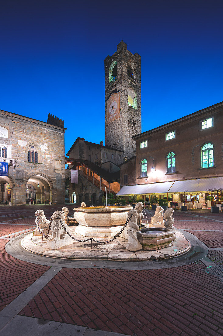 Marktplatz Vecchia in Bergamo zur Blauen Stunde, Provinz Bergamo, Lombardei, Italien