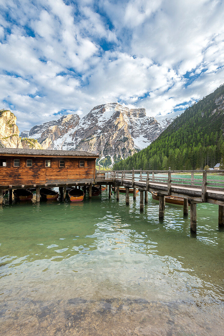 Der Pragser Wildsee bei Sonnenuntergang, Prags, Dolomiten, Südtirol, Italien