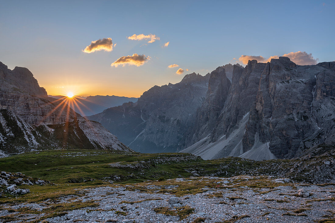 Der Altensteiner Tal bei Sonnenaufgang auf Sexten, Provinz Bozen, Dolomiten, Südtirol, Italien