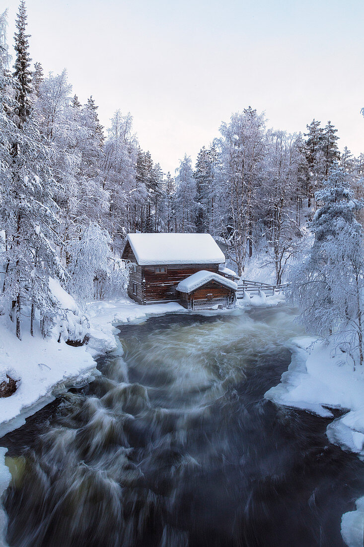Myllytupa-Schlucht am Nationalpark Oulanka im Winter, Oulu, Lappland, Finnland, Europa