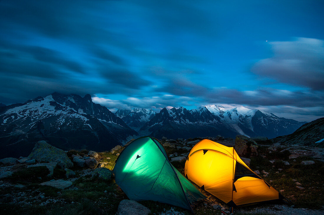Beleuchtete Zelte, die mit Mont Blanc-Gebirgsmassiv im Hintergrund, nah an Lac Blanc, Chamonix, Frankreich