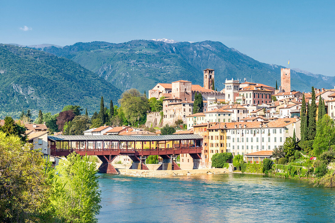 Blick auf die mittelalterliche Stadt Bassano del Grappa und ihre berühmte alte Brücke, Bassano Del Grappa, Vicenza-Provinz, Venetien, Italien, Europa