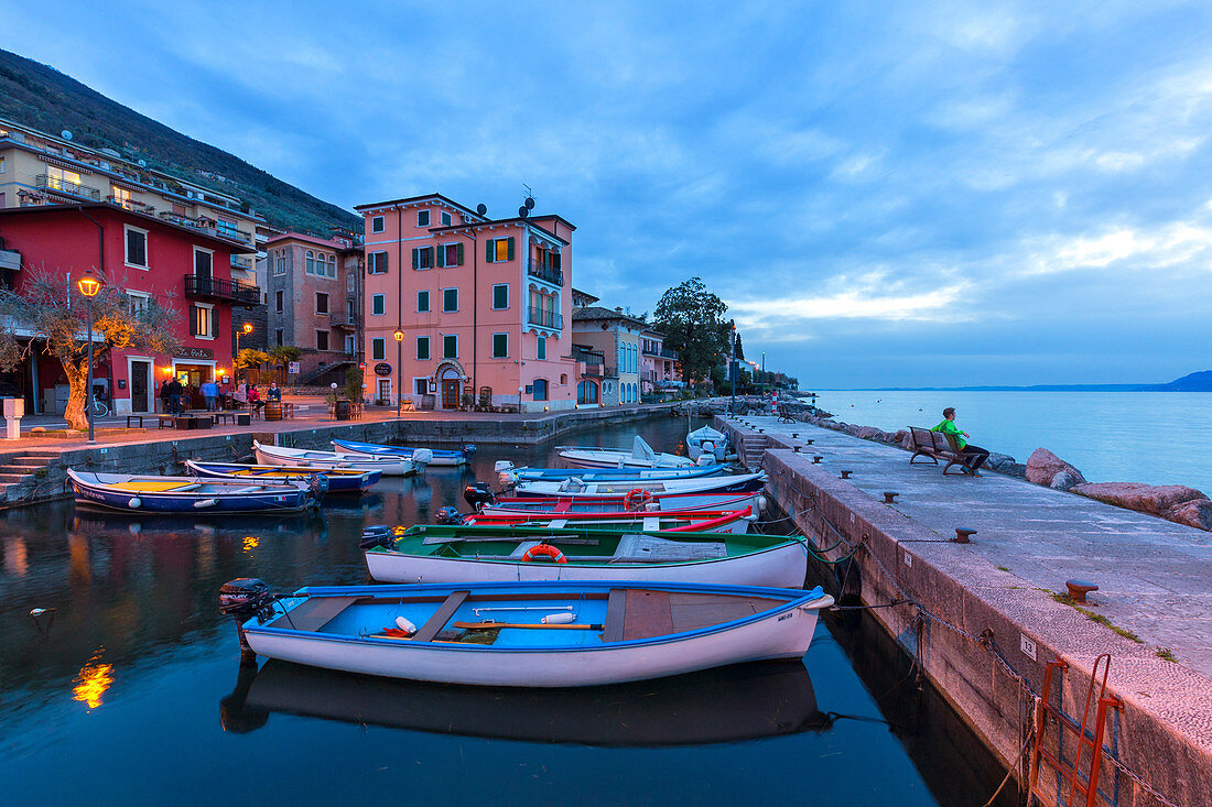 Dämmerung am kleinen Hafen von Macugnano, Brenzone sul Garda, Gardasee, Provinz Verona, Venetien, Italien, Europa
