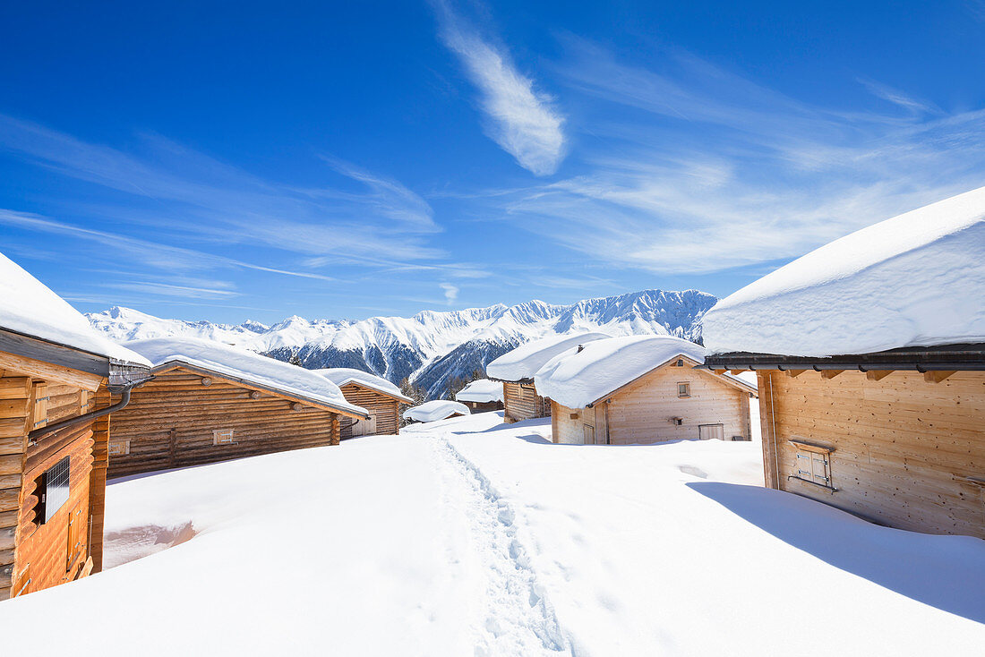 Typische Almhütten nach starkem Schneefall, Davos, Kanton Graubünden, Schweiz, Europa