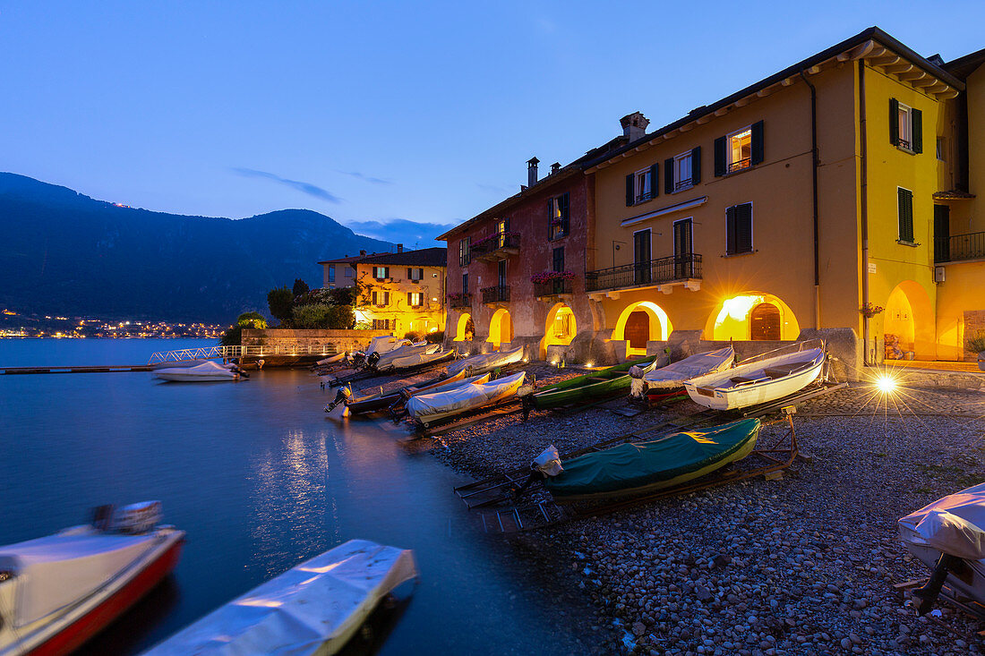 Fischerhäuser in der Abenddämmerung, Mandello Del Lario, Provinz von Lecco, Comer See, Lombardei, Italien, Europa