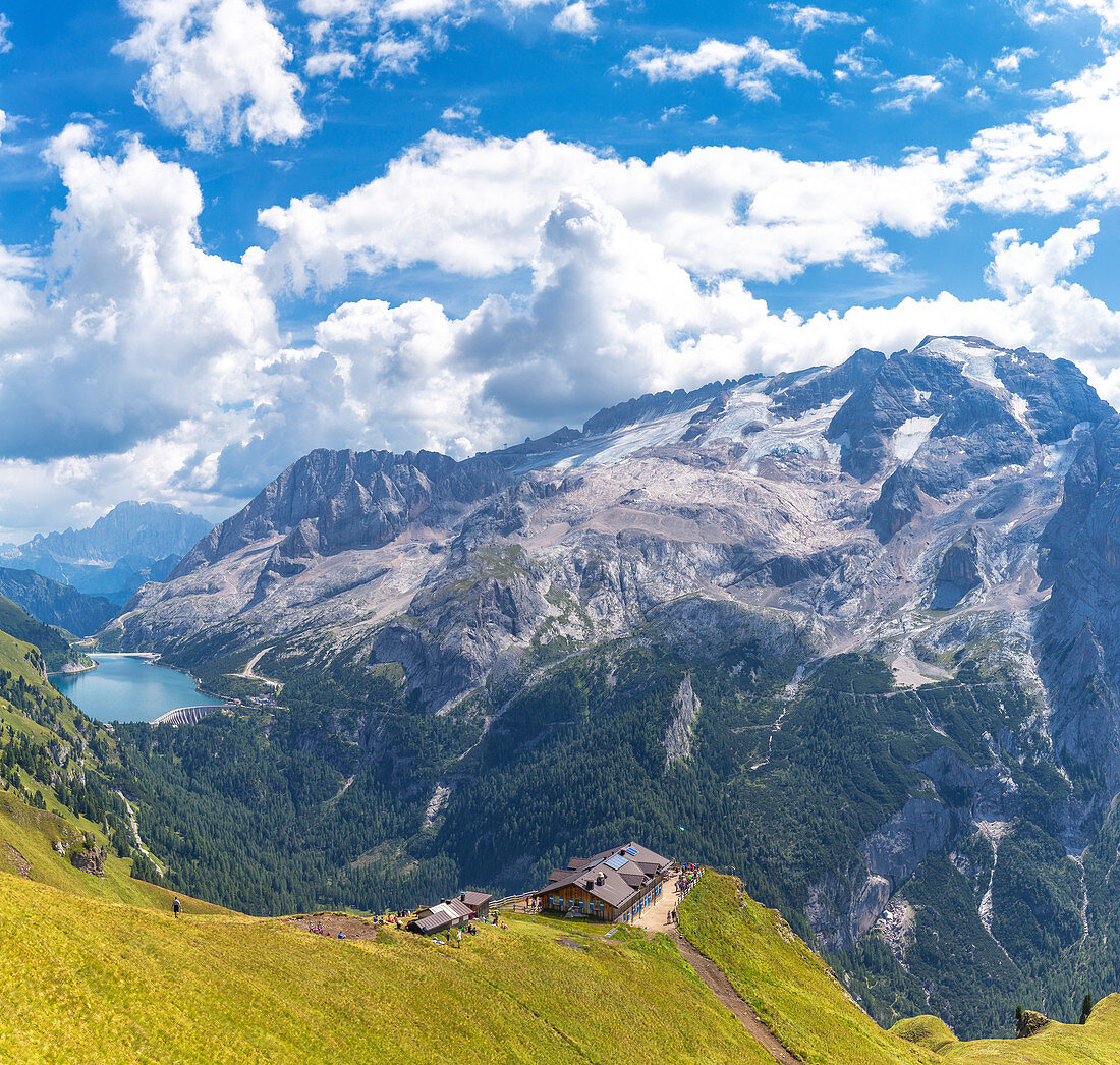 Viel del Pan Refuge mit Marmolada im Hintergrund, Pordoi Pass, Fassatal, Trentino, Dolomiten, Italien, Europa