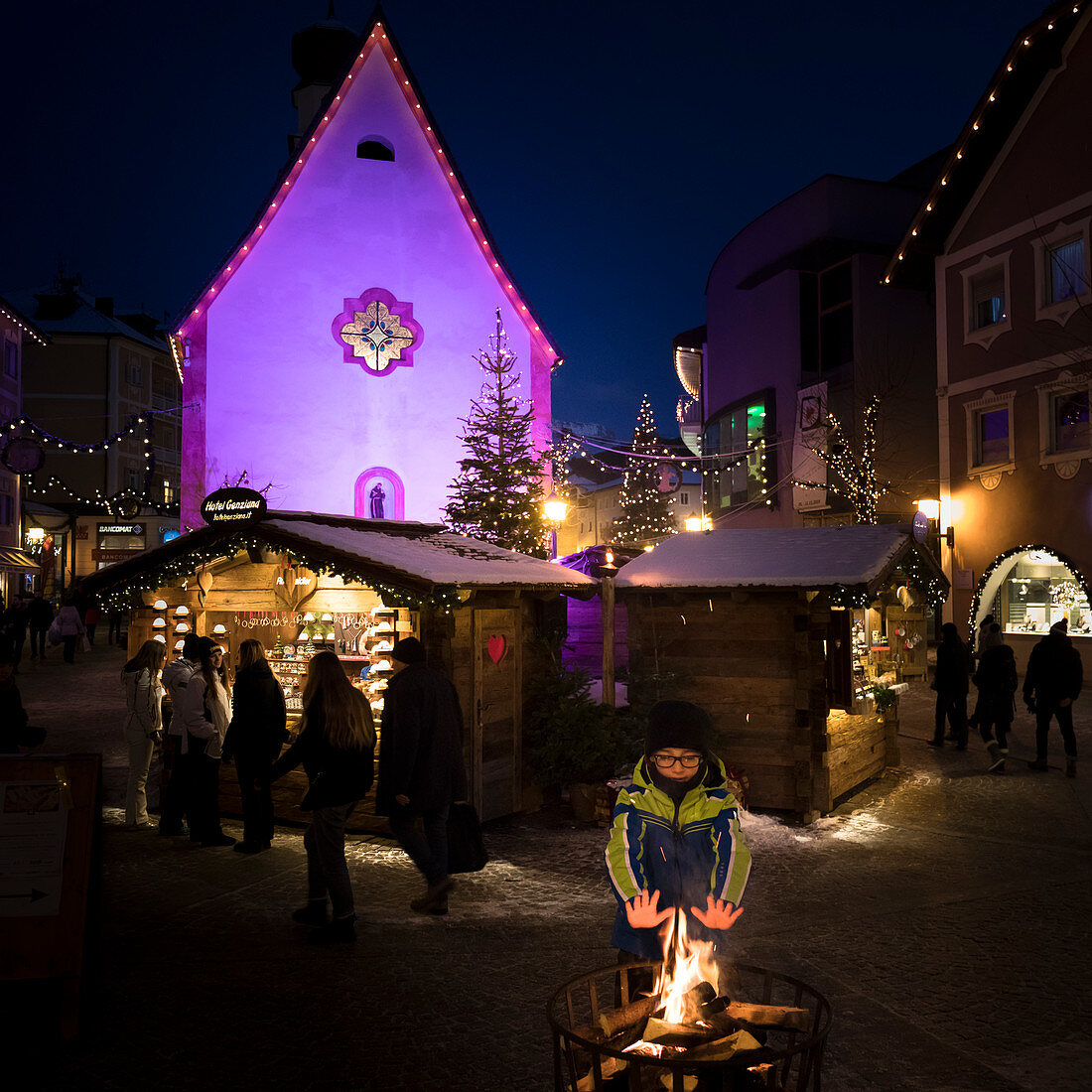 Kind am Lagerfeuer, Weihnachtsmarkt in Gröden, Bozen, Südtirol, Trentino-Südtirol, Italien