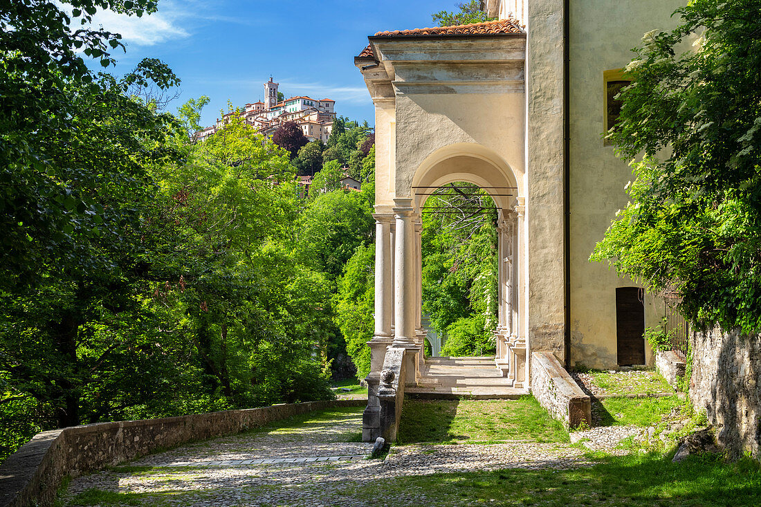 Blick auf die Kapelle und den heiligen Weg des Sacro Monte di Varese, UNESCO-Weltkulturerbe, Sacro Monte di Varese, Varese, Lombardei, Italien