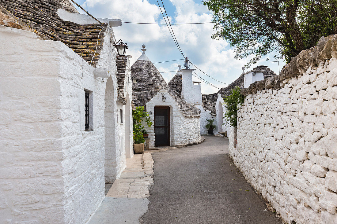 Typische Trulli-Hütten und Gassen in Alberobello, Provinz Bari, Apulien, Italien, Europa