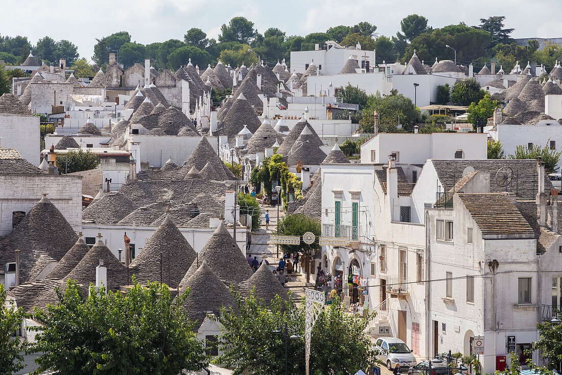 Typische Trulli-Hütten in Alberobello, Provinz Bari, Apulien, Italien, Europa