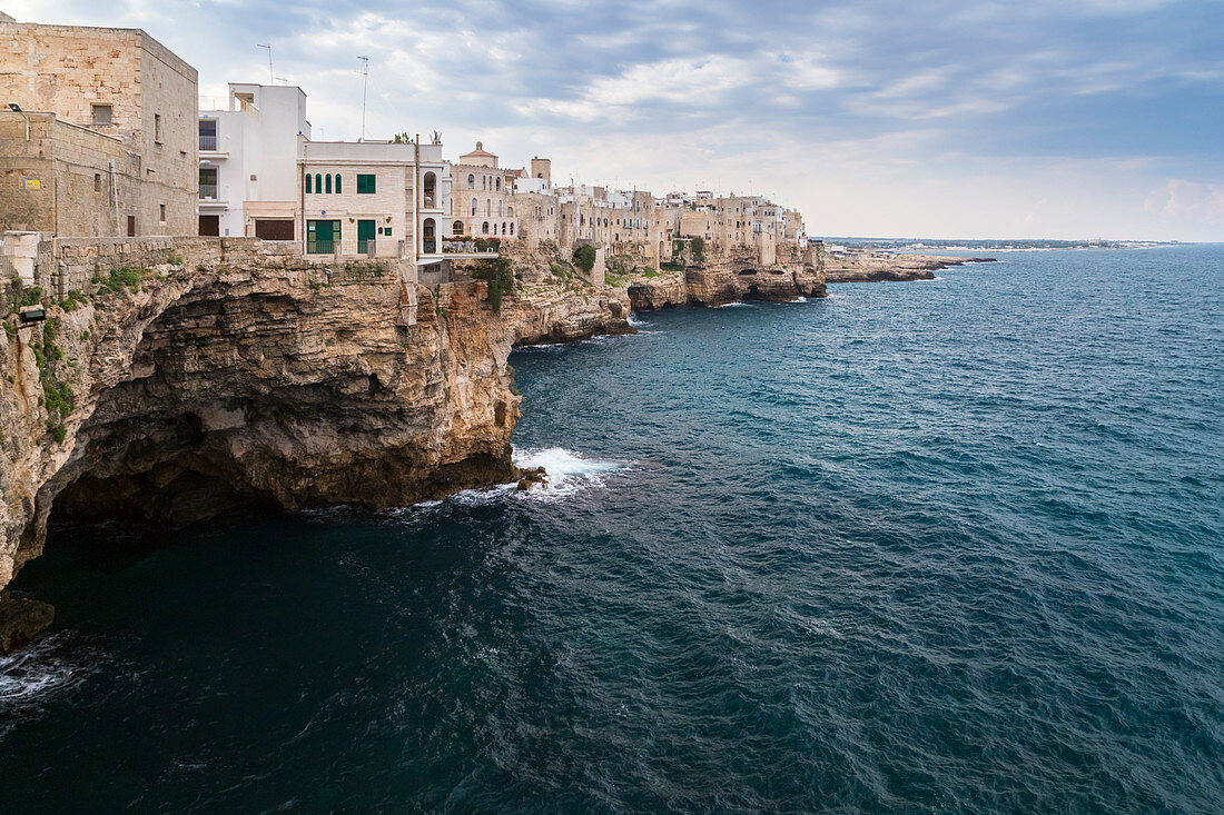 Blick auf die überhängenden Häuser und Höhlen von Polignano a Mare, Bari Bezirk, Apulien, Italien, Europa