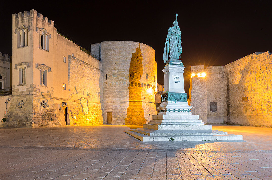 Blick auf eine Statue, den Torre Alfonsina und die alten Mauern von Otranto bei Nacht, Provinz Lecce, Salento, Apulien, Italien, Europa