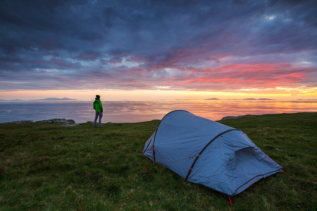Sonnenuntergang mit Zelt am Neist Punkt, Isle of Skye, Schottland, Vereinigtes Königreich, Nordeuropa