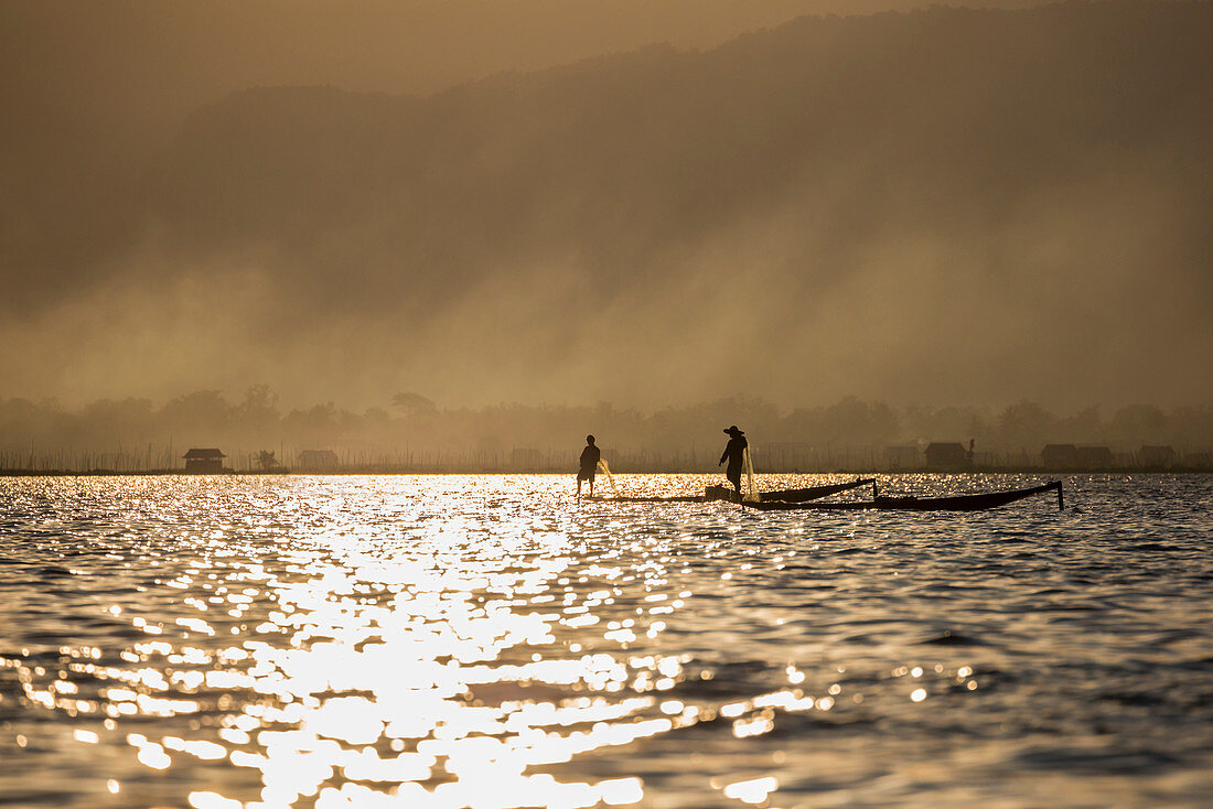 Fischen bei Sonnenuntergang im Inle See, Shan State, Myanmar, Südostasien