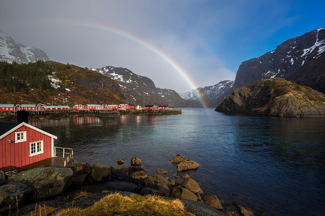 Nusfjord mit Regenbogen, Flakstad, Nordland, Nord Norge, Norwegen, Nordeuropa