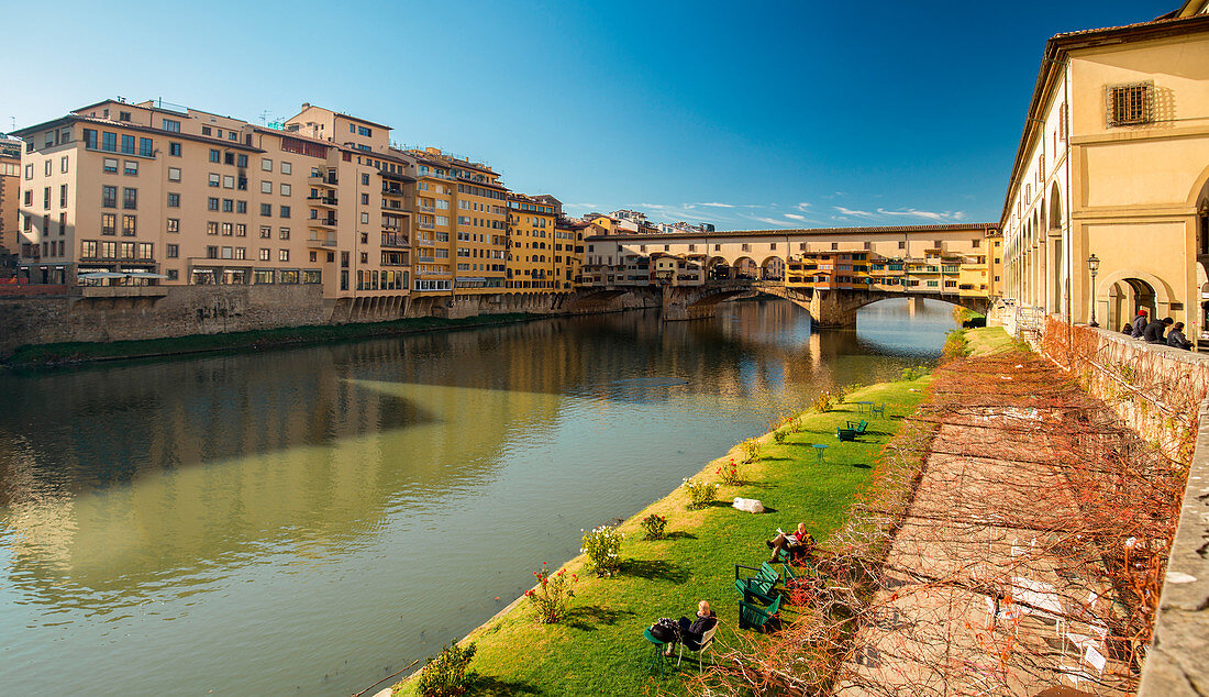 Die alte Brücke über Arno River Europe, Italien, Toskana, Provinz Florenz, Florenz