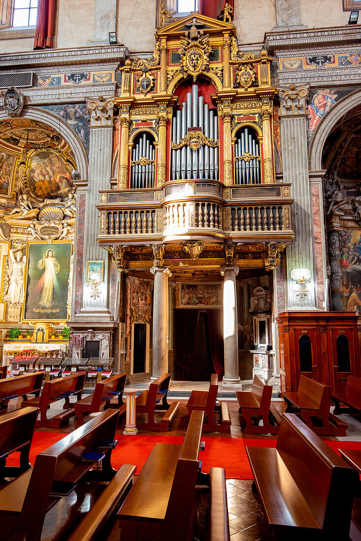 Pfeifenorgel innerhalb der Kirche des Heiligen Geistes , Rom, Italien, Europa