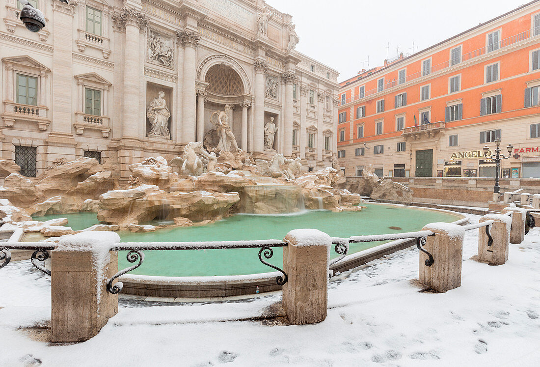 Trevi-Brunnen während der großen Schneefälle von Rom im Jahre 2018 Europa, Italien, Latium, Provinz Rom, Rom