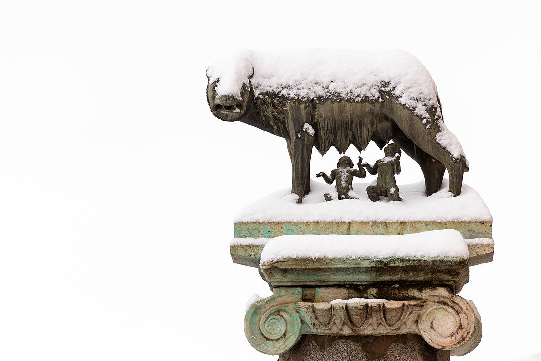 Die Statue der Wölfin bedeckt vom Schnee nach den großen Schneefällen von Rom im Jahre 2018 Europa, Italien, Latium, Provinz Rom, Rom